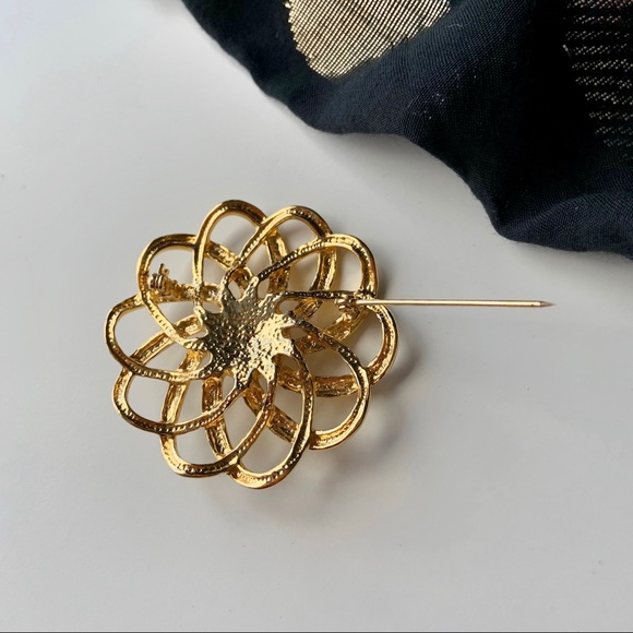 Vintage classic faux pearl and gold swirl brooch - Picture 4 of 6